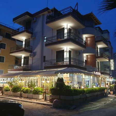 Hotel Dollari Kryemëdhej المظهر الخارجي الصورة