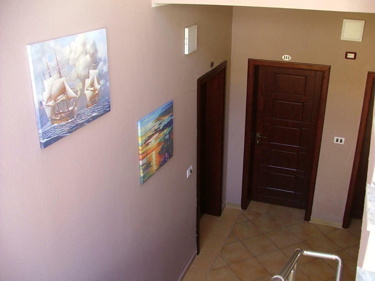 Hotel Dollari Kryemëdhej المظهر الخارجي الصورة